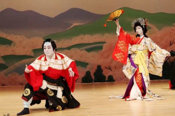 Kabuki biểu diễn nhiều loại nội dung từ lịch sử, truyền thuyết, hài hước, tình cảm