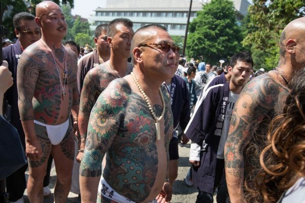 Yakuza có mối quan hệ phức tạp với một số chính trị gia và doanh nghiệp