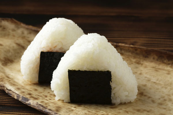 2 phương thức cơm trắng tóm Nhật Bản (Onigiri) đơn giản và giản dị dễ dàng thực hiện nhất