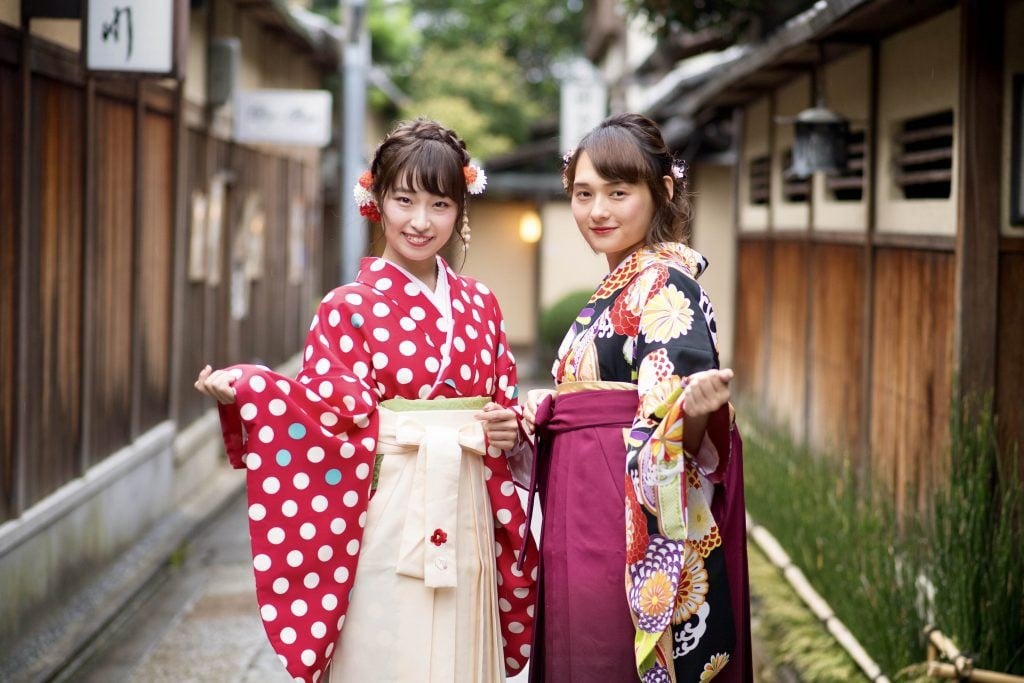 Cô gái xinh đẹp duyên dáng trong bộ kimono