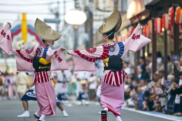 Awa Odori là một loại nhảy truyền thống của vùng Tokushima