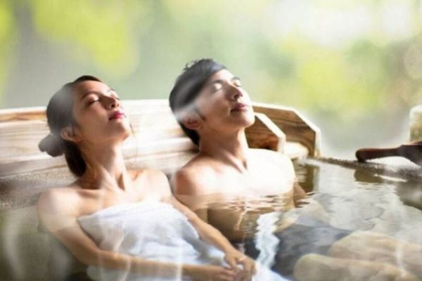 Mang theo khăn tắm để phục vụ quá trình tắm khoáng - Onsen là gì