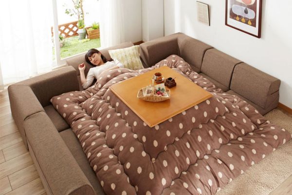 Kotatsu là một loại bàn sưởi đặc biệt của Nhật Bản