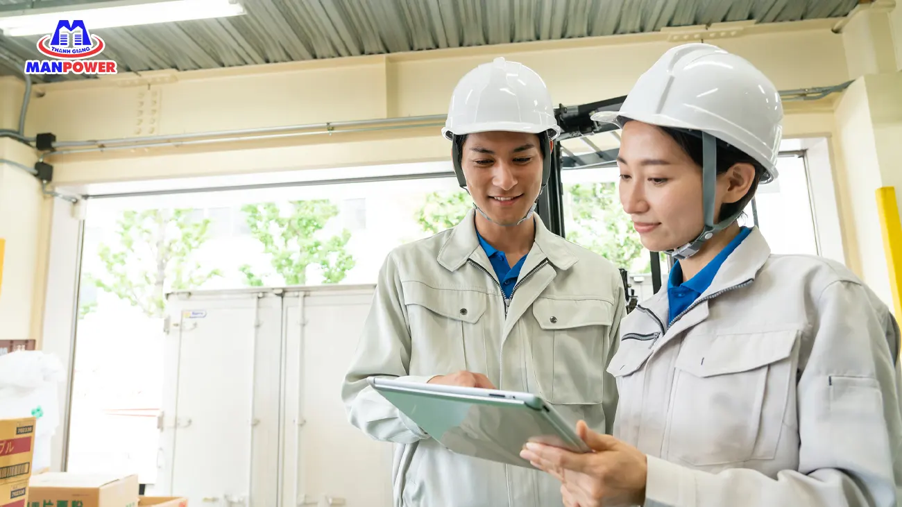 công nhân ngành kiểm tra sản phẩm